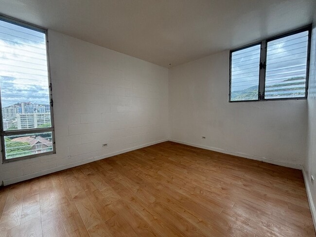 Building Photo - AVAILABLE NOW! 2 BED 1 BATH 1 COVERED PARK...
