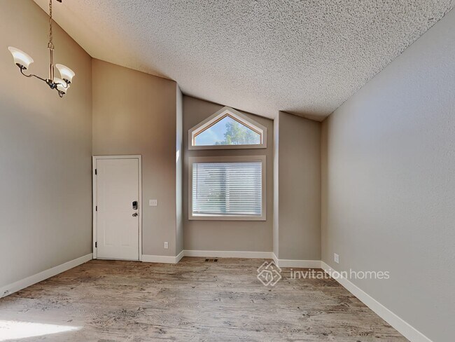 Building Photo - 5820 Grapevine Dr