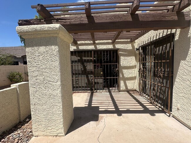 Building Photo - Beautifully maintained 3BR/2BA single-leve...