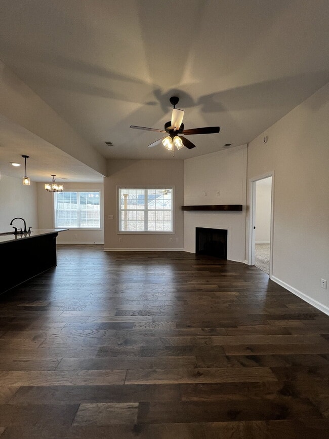 Building Photo - "Charming 3-Bed, 2-Bath Home in Clarksville with 1,264 Sq Ft of Comfort!"