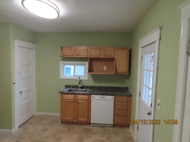 Kitchen/dishwasher - 947 Westcott St