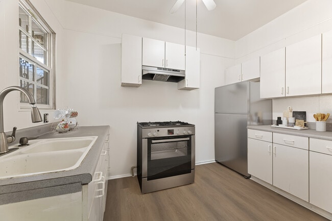 Foto del edificio - 6250 S Van Ness Ave