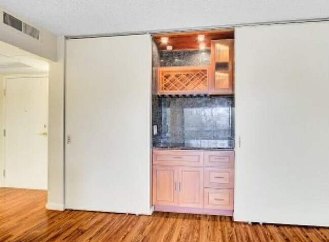 Fotografía del edificio - 300 N Civic Dr