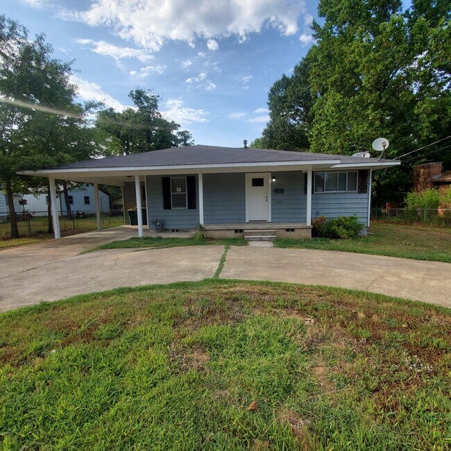 Building Photo - 702 Wildwood Ave