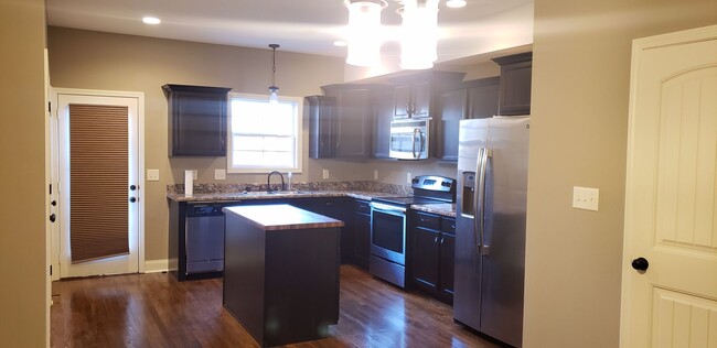 Building Photo - Luxury Townhouse! 2 Bed/2.5 Bath, 1 Car ga...