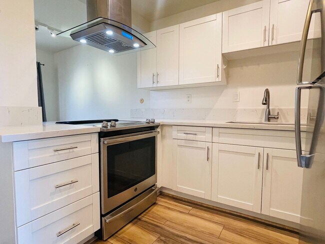 Foto del edificio - Partly Furnished 2-bedroom,1.5-bath Townho...