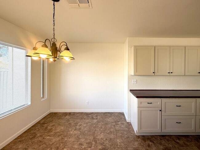 Foto del edificio - NO HOA! 4-Bedroom Single-Story Home in Henderson – Pets Welcome!