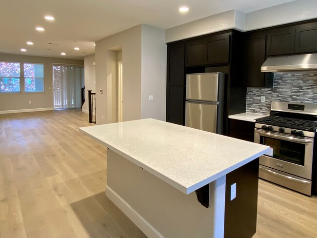 Building Photo - Gorgeous 2 Bedroom 2.5 Bath Sandalwood Tow...