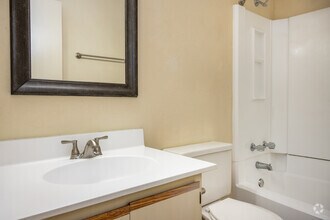 2BR, 1BA - 824SF - Country Club Apartments