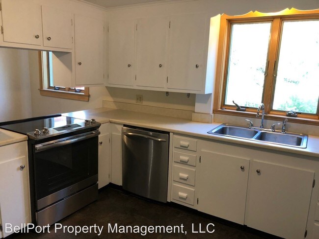 Building Photo - 3 br, 1.5 bath House - 235 Middle Rd