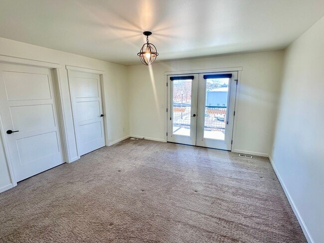Building Photo - Newer Condo