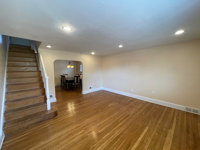 Building Photo - 514 W 39th St