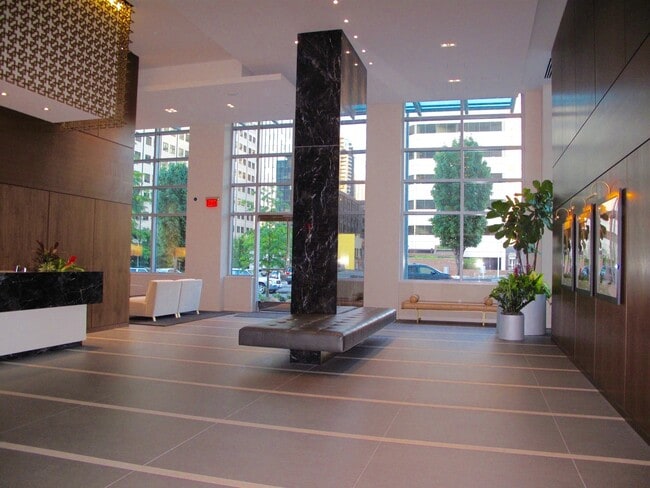 Building Photo - Exquisite 2 Bed/2 Bath Downtown Condo at I...
