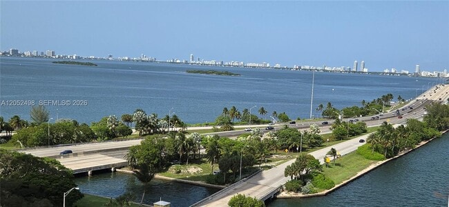Foto del edificio - 600 NE 36th St