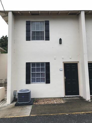 Front entrance - 1125 Bilbo St