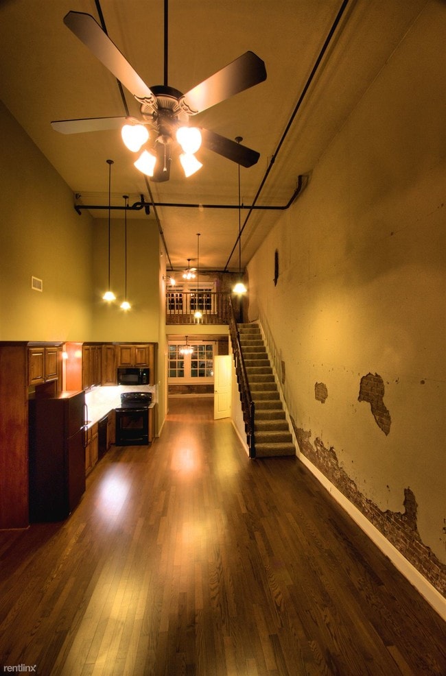 Building Photo - 208 N Bryan Ave