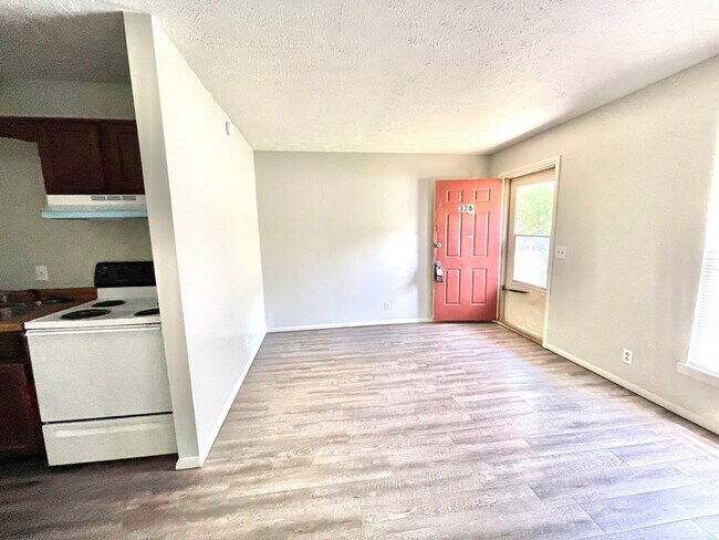 Foto del edificio - Renovated 1 Bedroom / 1 Bathroom in Madison! Pet friendly! A block from everything you need!