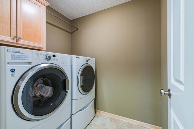 Foto del edificio - Available June 1st 2024! 2BD 3BA Townhome