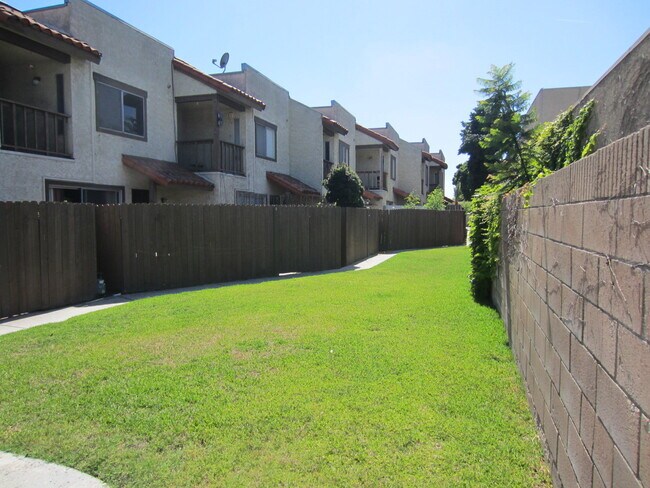 Building Photo - Garden Grove 3 bedroom 2 1/2 bathroom Town...
