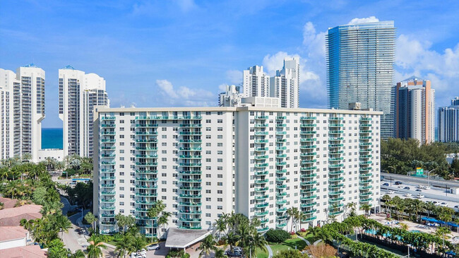 Foto del edificio - 19370 Collins Ave