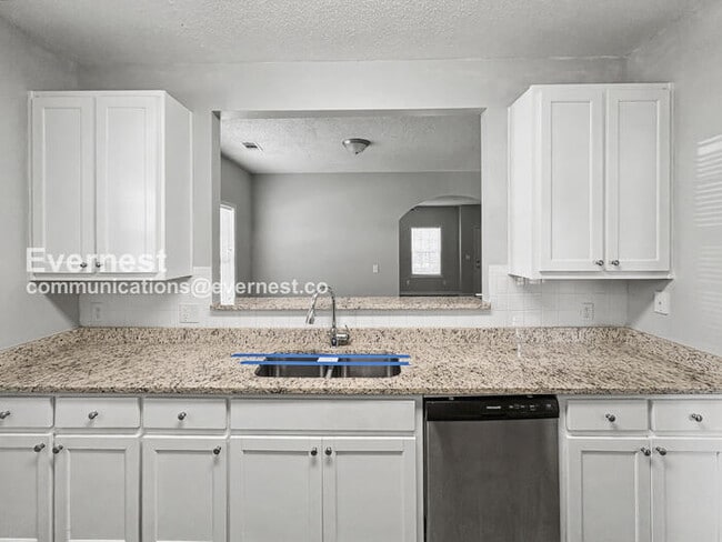 Building Photo - 3 Bed, 2 Bath Home with Off-Street Parking / Pet-Friendly / Available Now!