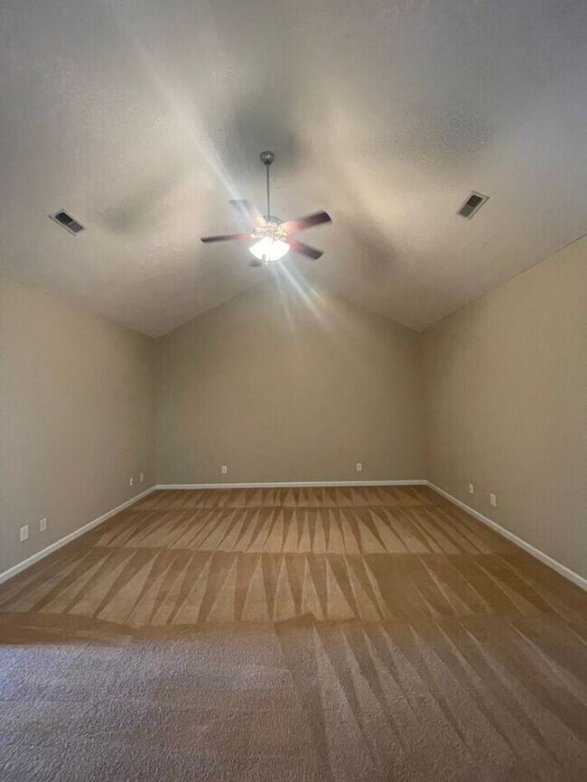 Foto del edificio - 2 bed, 2 bath, 2 car garage ranch style townhouse in N. Knoxville