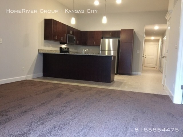 Building Photo - New 3bed/2bath duplex w/1 car garage