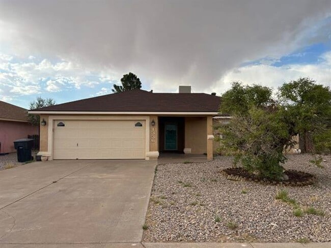 Foto del edificio - Lovely 3 Bedroom 2 bathroom home with pool