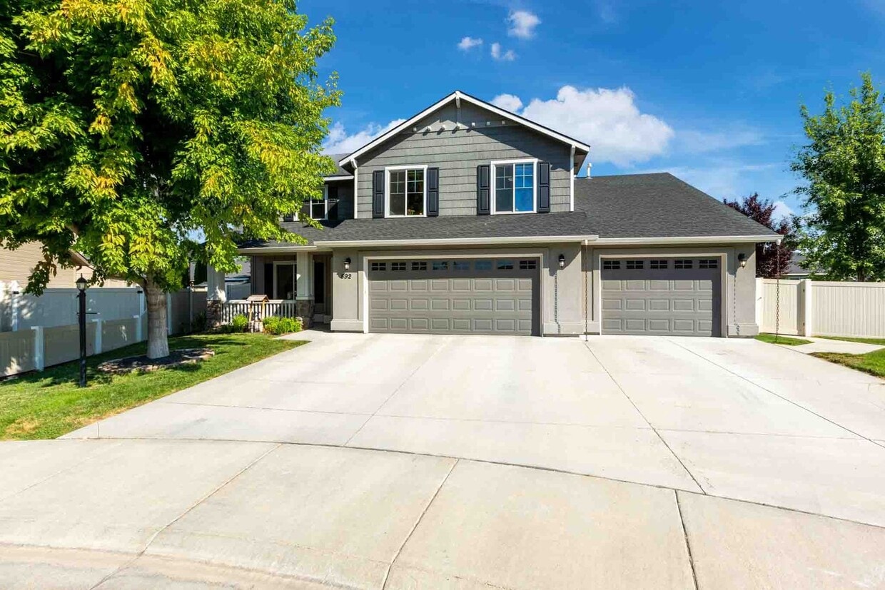 Primary Photo - Beautiful 6 bed 2.5 bath home located in t...