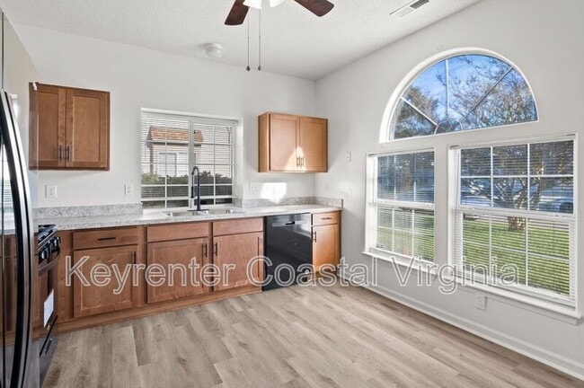 Building Photo - 6219 Oakglen Dr