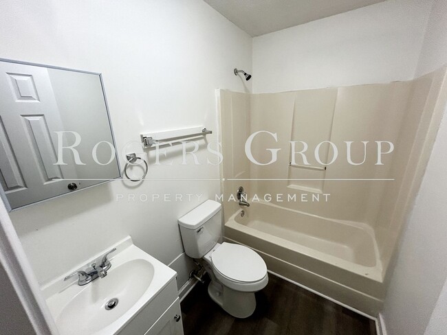 Building Photo - #450 - 413-415 Ridley St Duplex