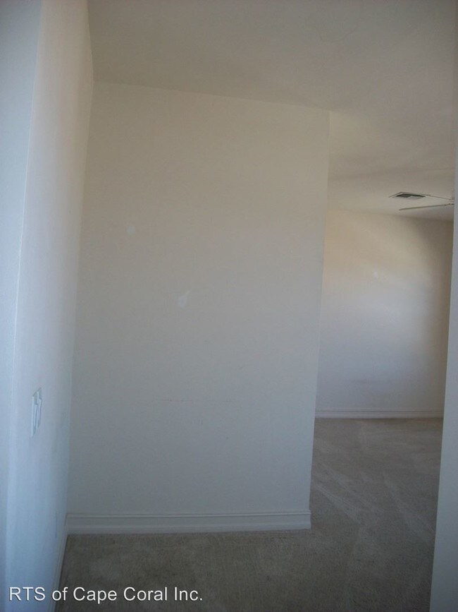 Building Photo - 710 SW 47th St