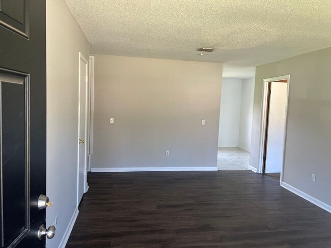 Building Photo - 3 bedrooms - 2 bath Home