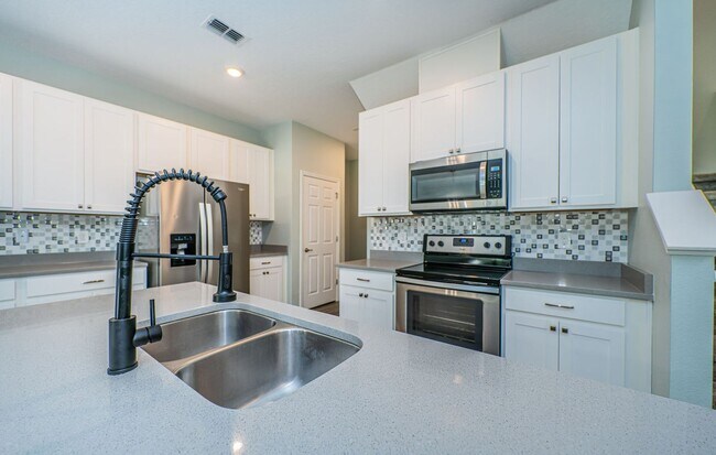 Building Photo - Large 3/3/2 Townhome Carrollwood