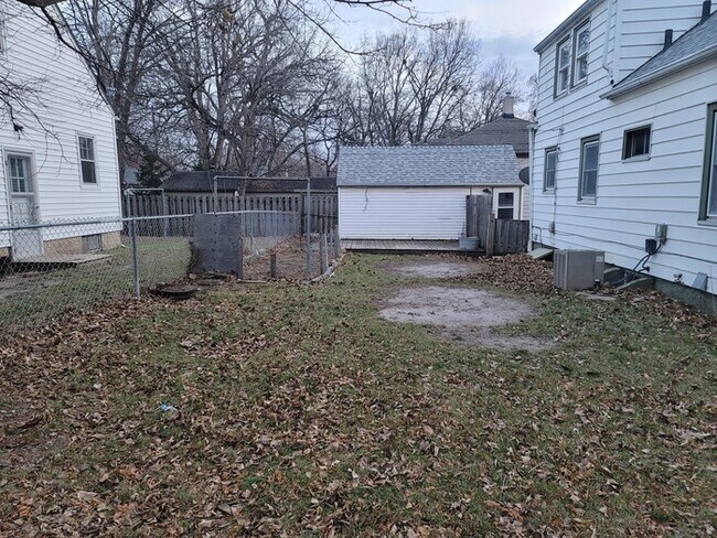Building Photo - Three bedroom one bath house for rent.