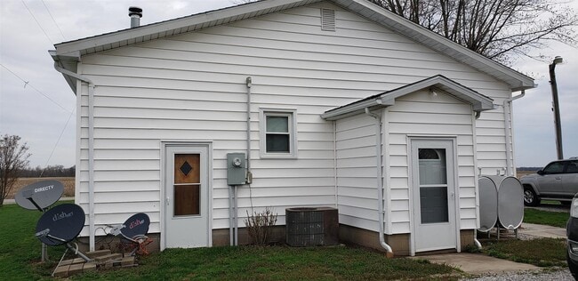 Building Photo - 508 E County Rd 400 S