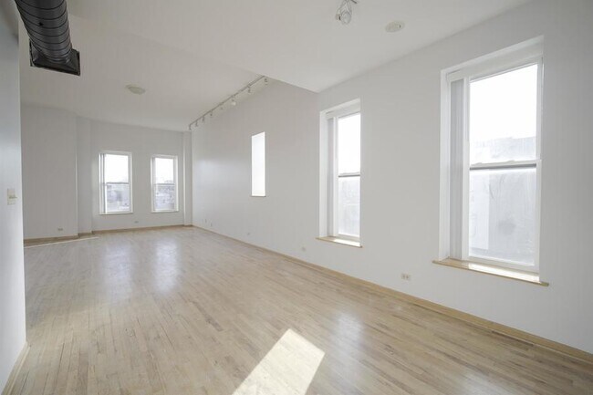 Building Photo - 1630 N Damen Ave