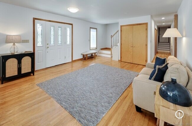 Foto del edificio - 560 Fairfield Beach Rd