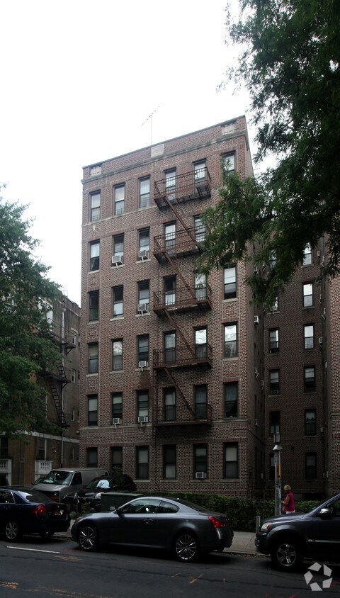 Foto del edificio - 8246 Lefferts Blvd