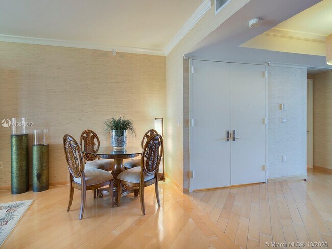 Foto del edificio - 789 Crandon Blvd