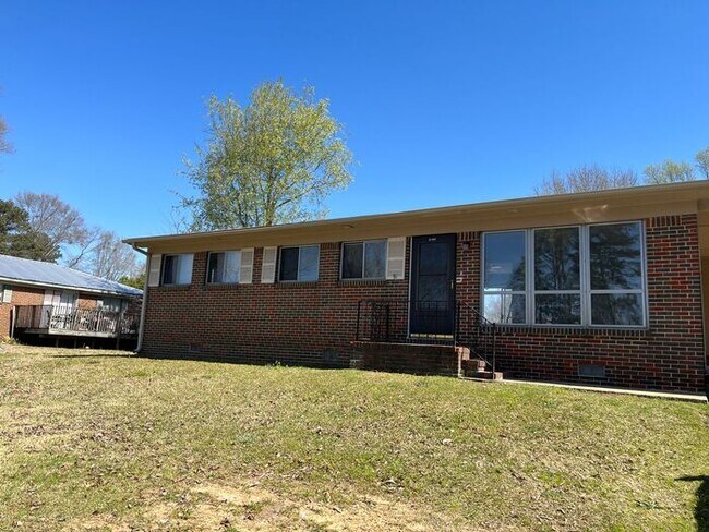 Building Photo - Eloquently Modernized 3 bedroom / 1 full b...