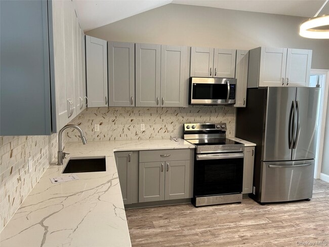 Foto del edificio - 135 Gale Rd