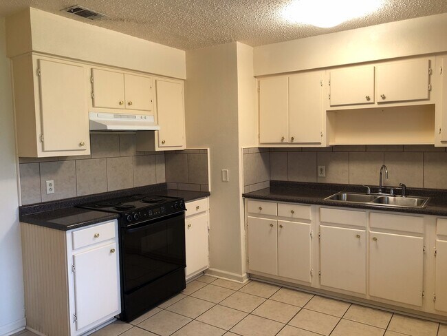 Building Photo - House: South Hills *AVAILABLE AFTER OCTOBE...
