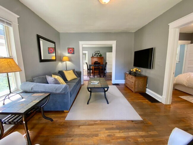Foto del edificio - Two Bed Two Bath Home in West Plaza
