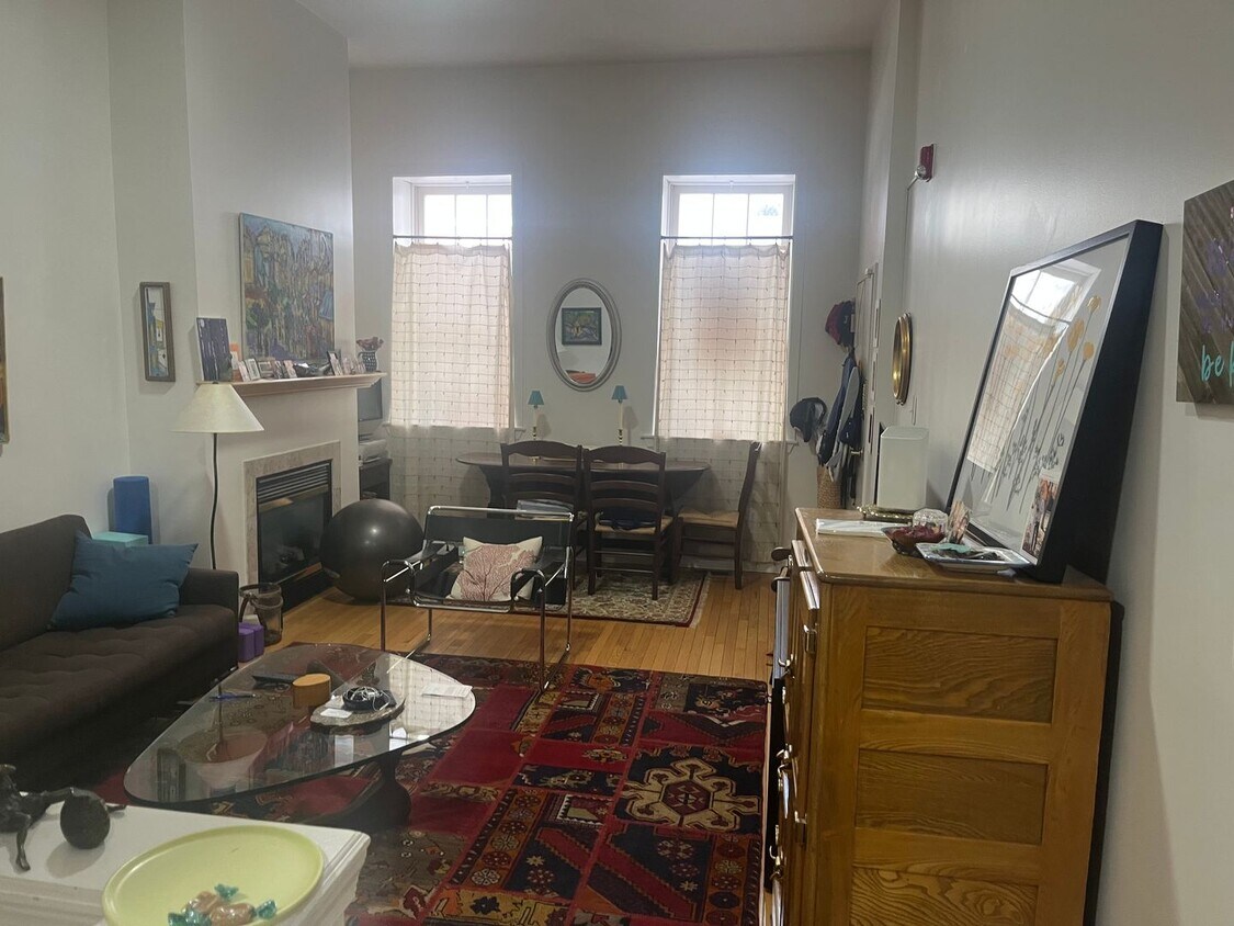 Primary Photo - Bright Old City Loft
