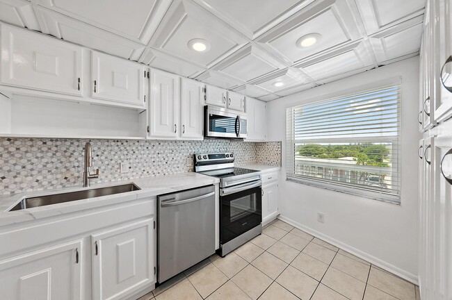 Building Photo - 155 Yacht Club Dr