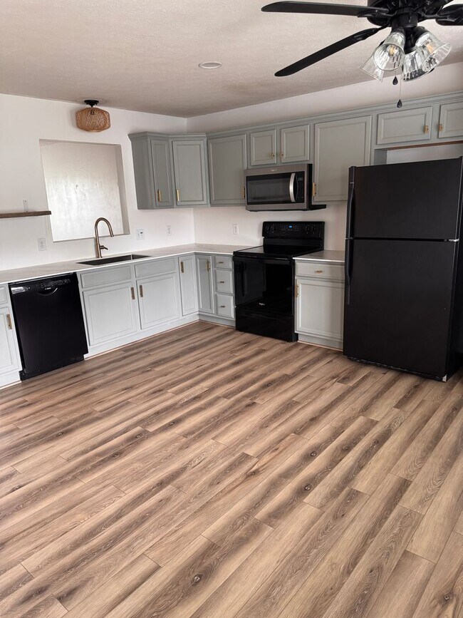 Foto del edificio - 3 Bedroom || 2 Full Bathroom & 2 Half Bath...