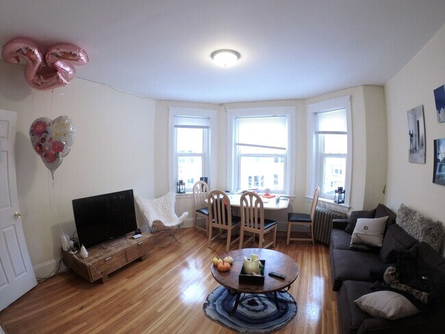 Foto del edificio - Brookline 4 Bed / 2 Bath – Heat & Hot Water Included – Parking Available – 9/1