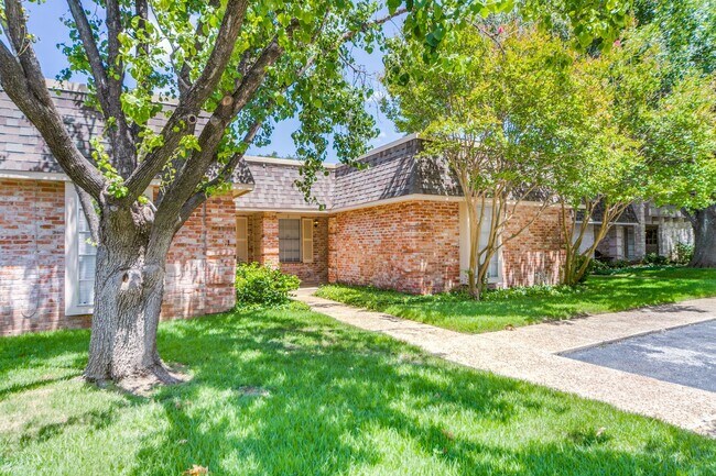 Foto del edificio - RENOVATED SINGLE-STORY ALAMO HEIGHTS CONDO...