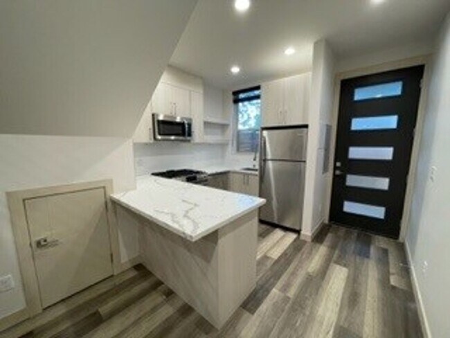Building Photo - California Avenue Townhouse